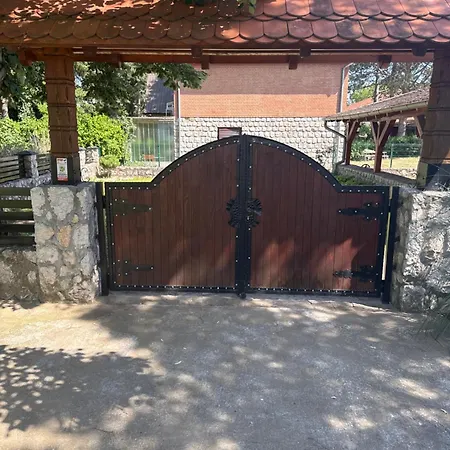 Vikendica Sa Bazenom Beli Bagrem דירה Veliko Gradište